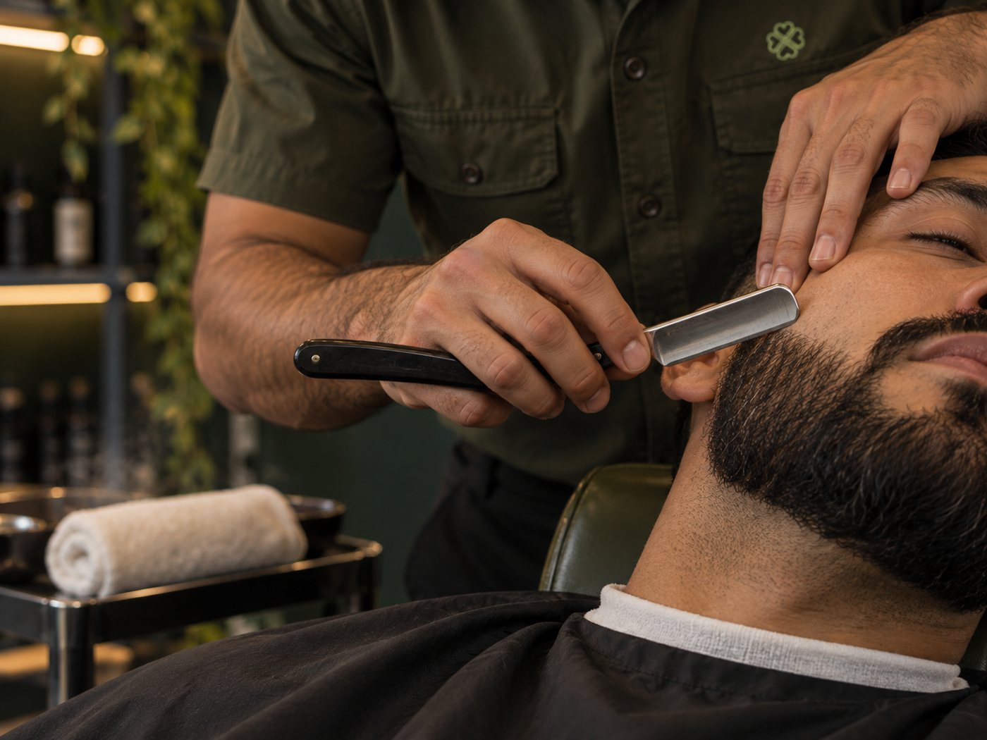 Acabamento de barba na navalha